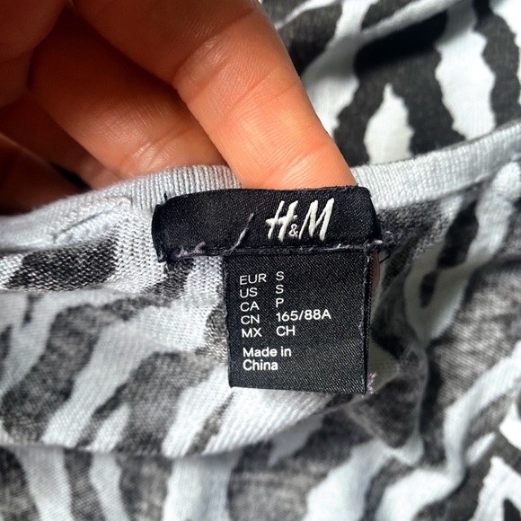 π¦ HM ZEBRA PRINT VNECK LIGHT LOOSE SWEATER! - Picture 6 of 10